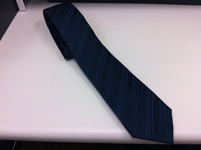 青い、しま模様のネクタイ