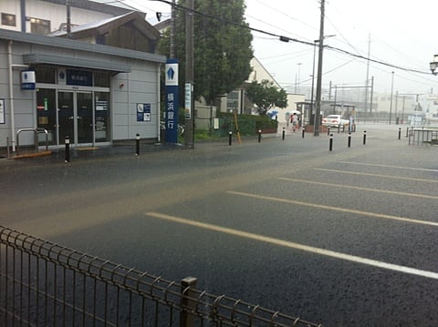 水溜まりの駅前ロータリー