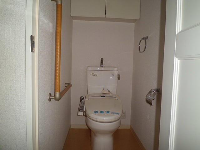 温水洗浄便座のトイレ。手すりも付いています。