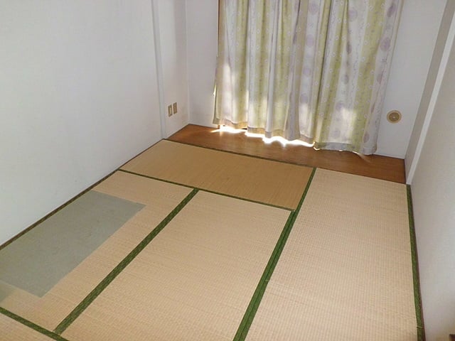 板畳の有る約6.8帖の和室